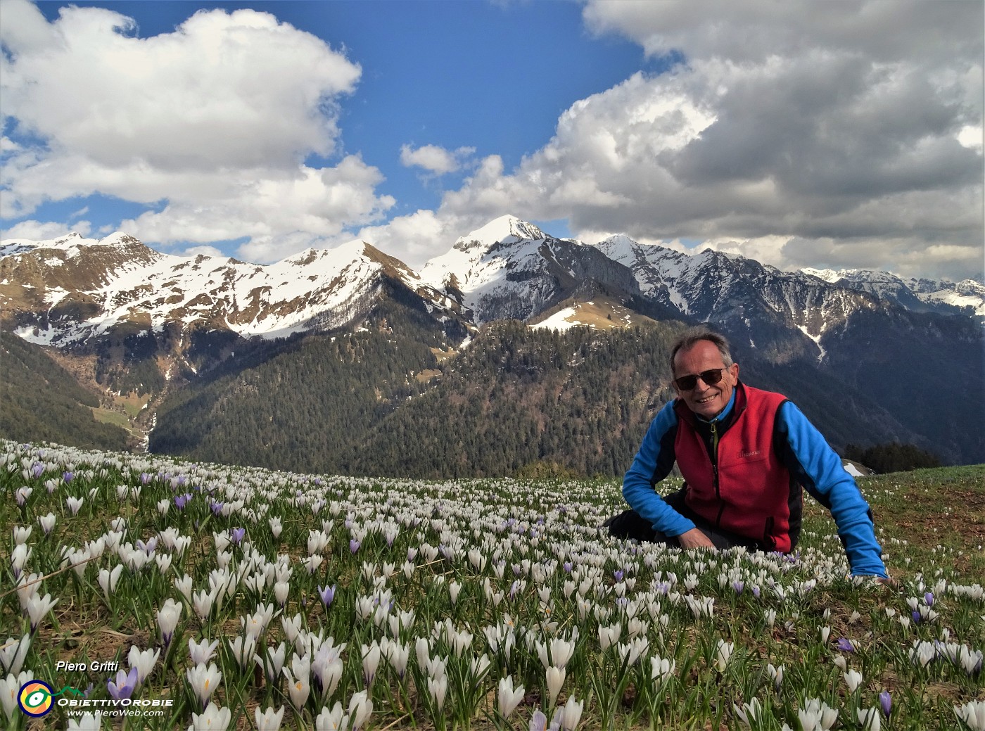 86 Autoscatto dal dosso panoramico fiorito verso la costiera del Monte Cavallo e amici.JPG